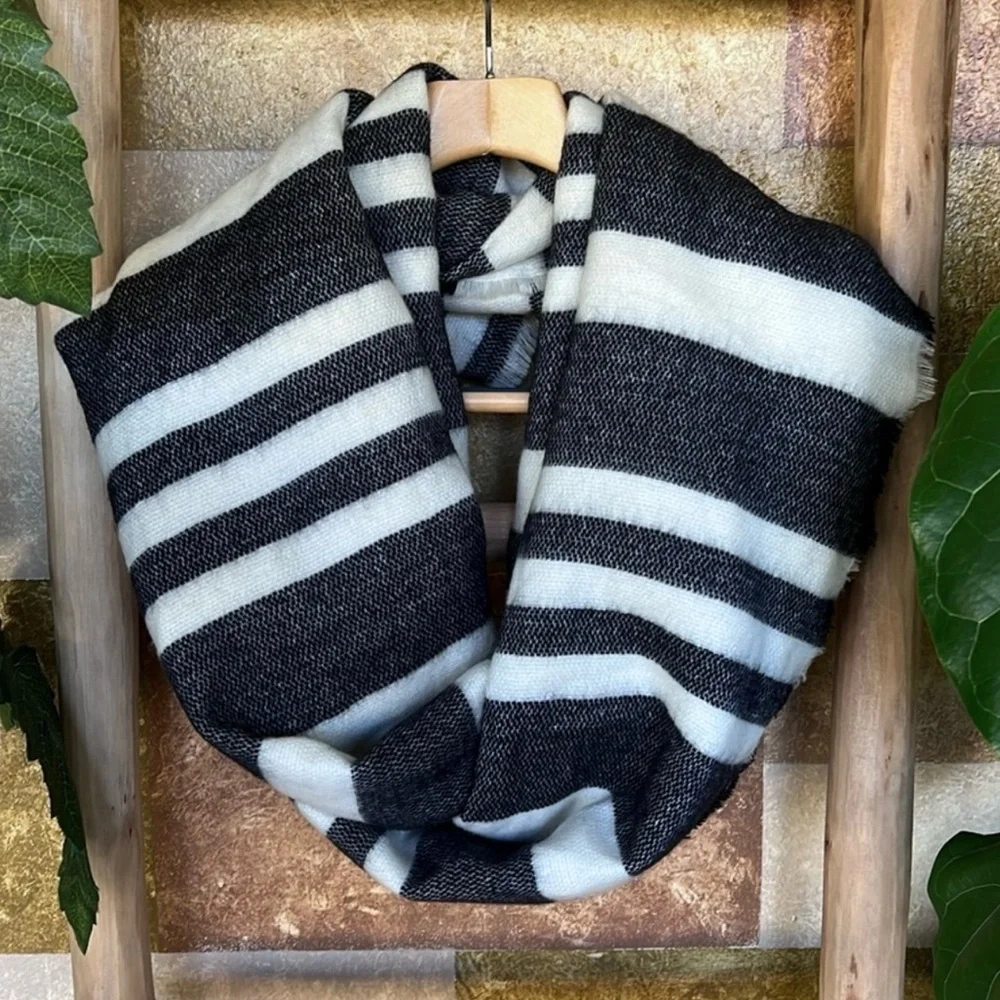 Zara Women’s Soft Knit Chunky Oversized Stripe Grey/White Fringe Winter Scarf